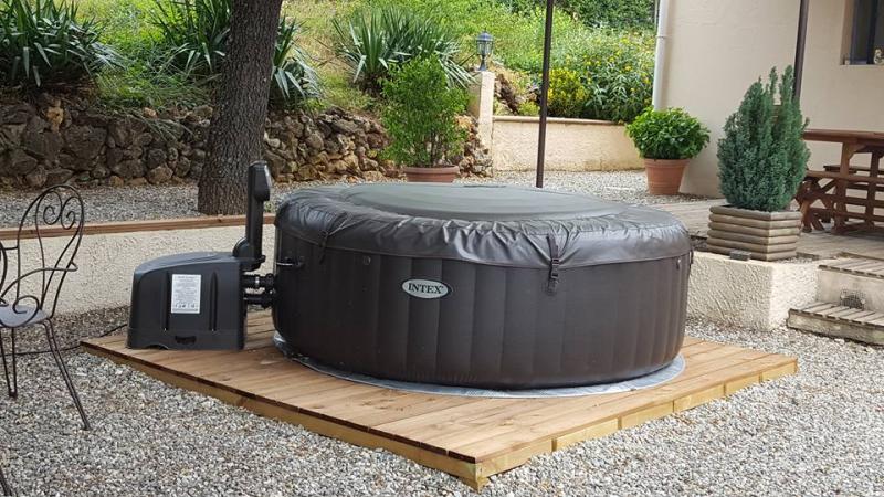 spa gonflable dans jardin