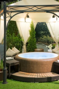 spa gonflable dans jardin