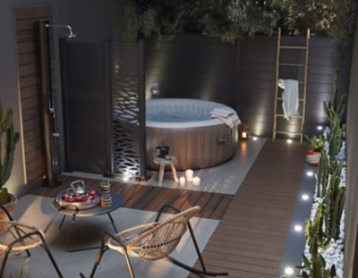 spa gonflable dans un garage