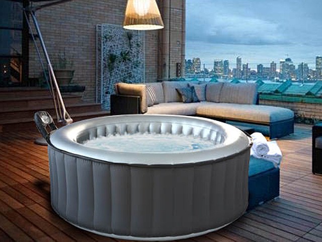 spa gonflable dans une chambre