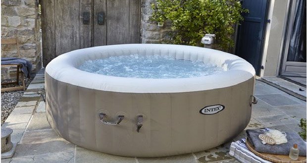 spa gonflable dans une chambre