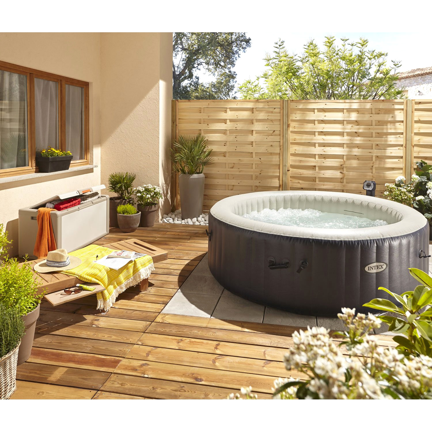 spa gonflable dans une maison