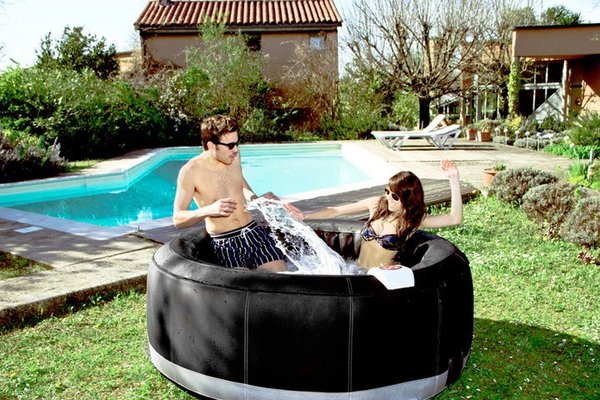 spa gonflable sur un balcon