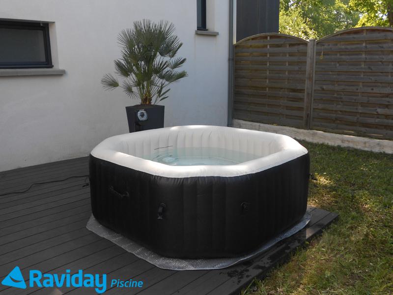 spa gonflable sur un balcon