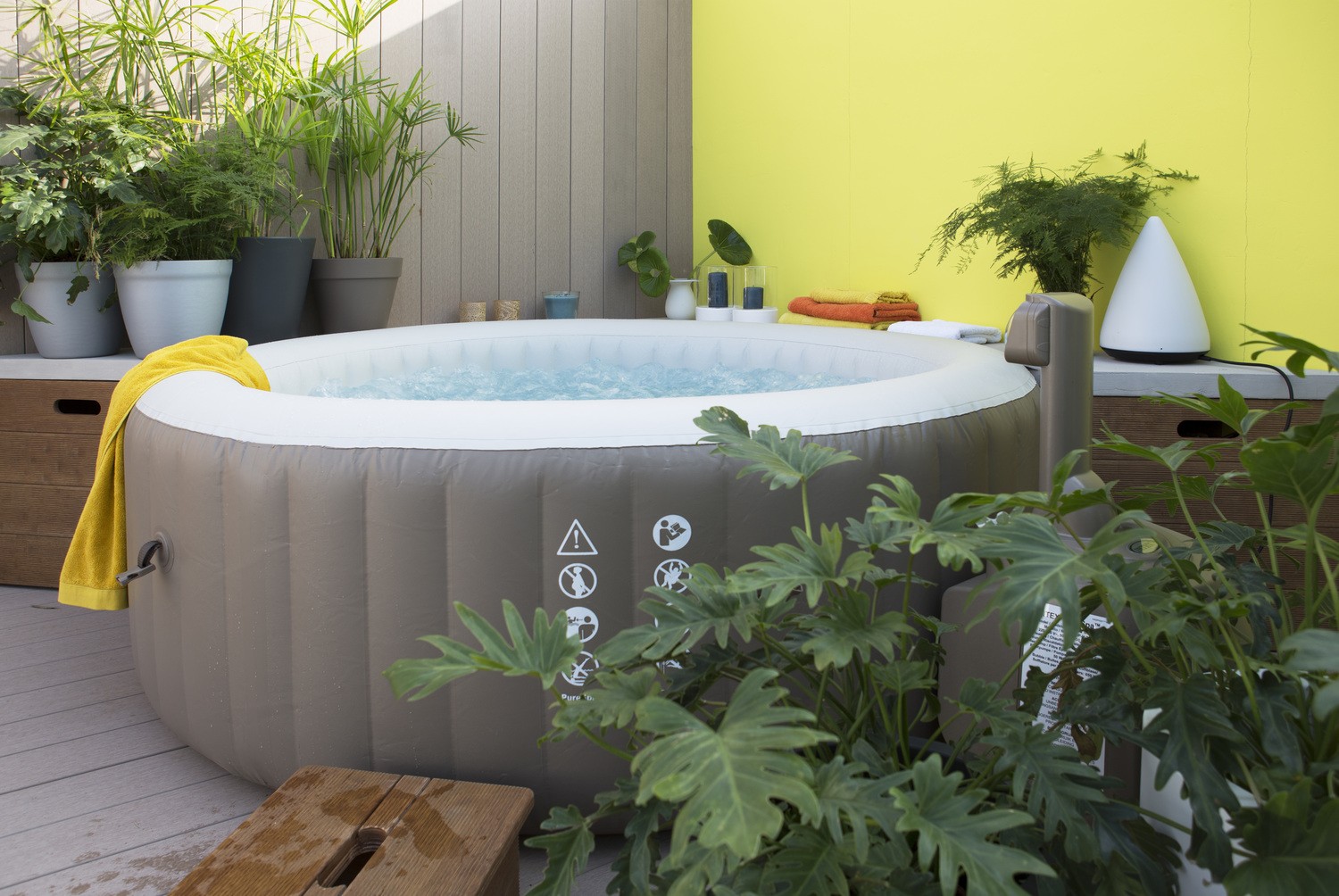 spa gonflable sur une terrasse