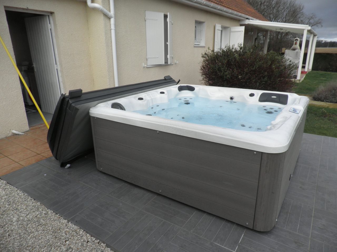 spa jacuzzi 64