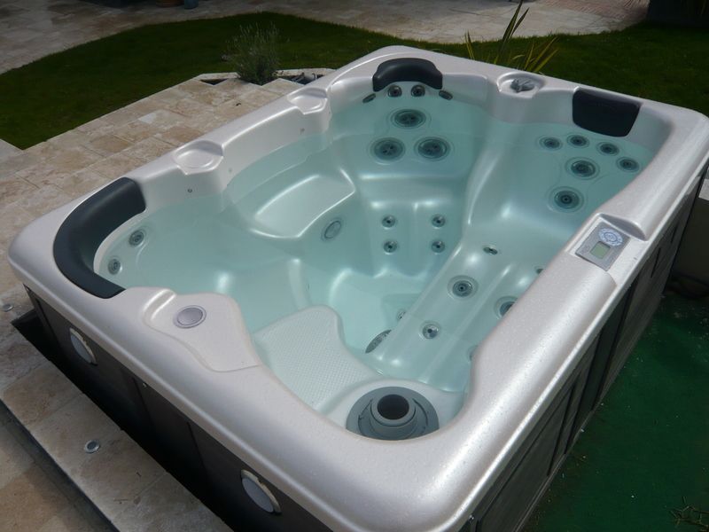 spa jacuzzi 64