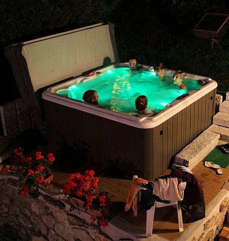 spa jacuzzi 76