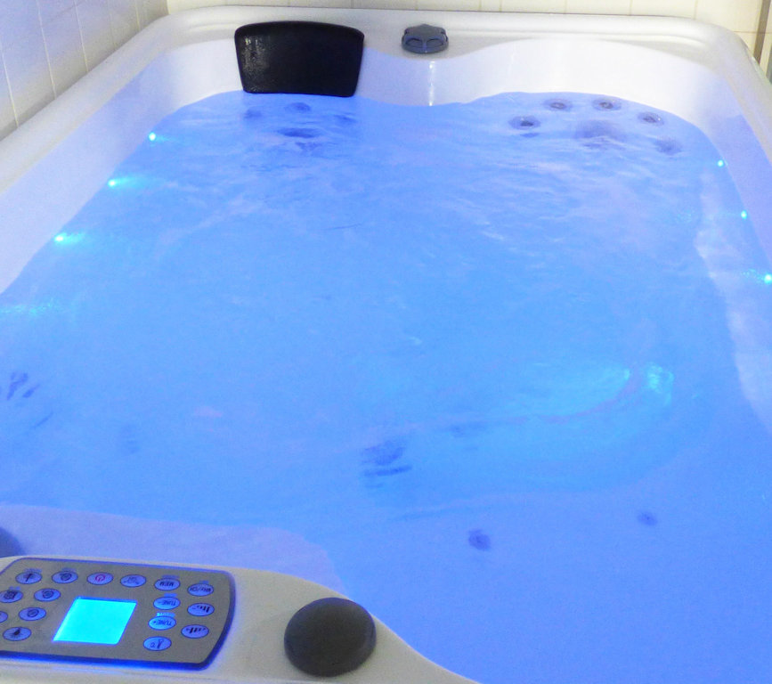 spa jacuzzi 974