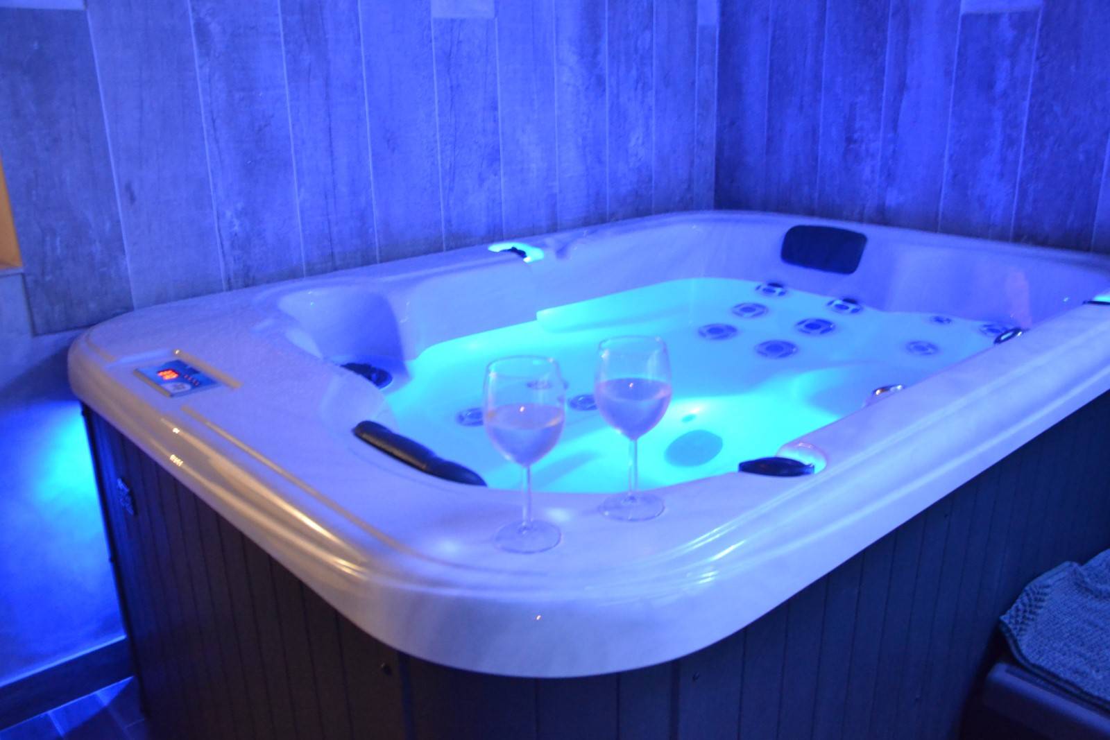spa jacuzzi carpentras