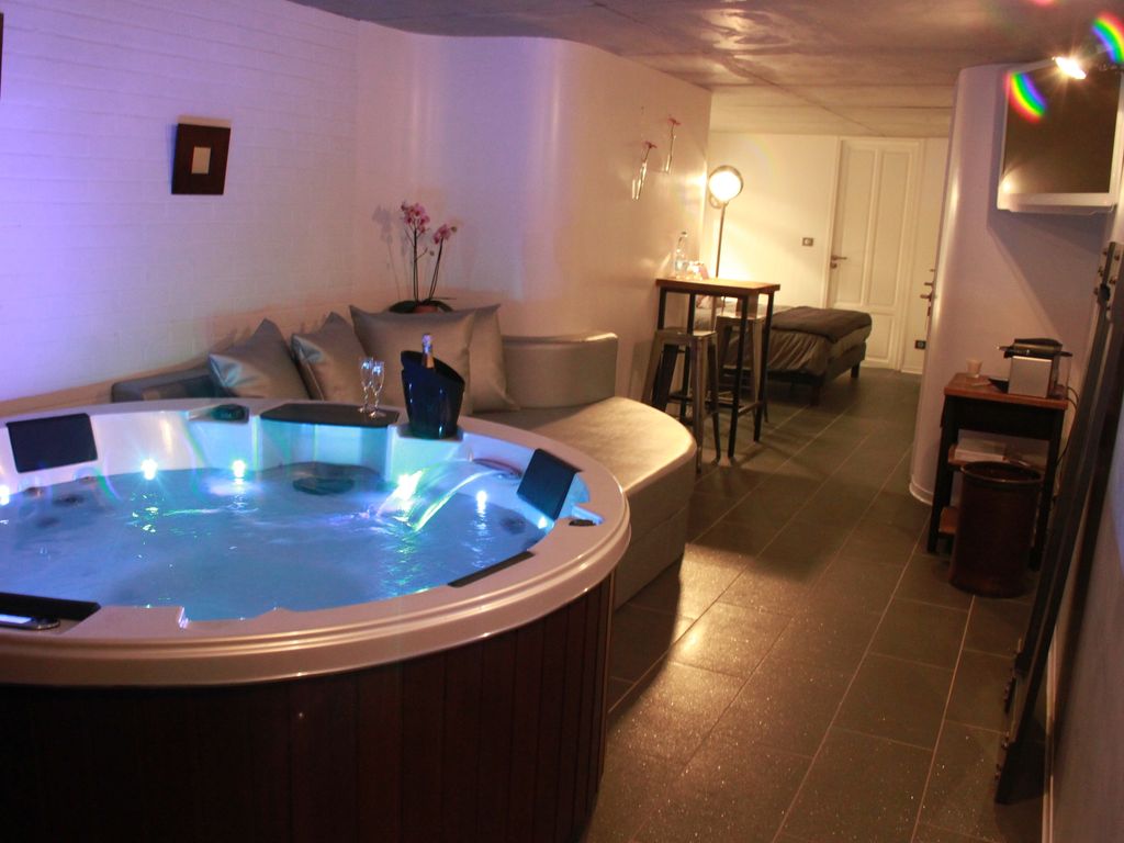 spa jacuzzi dans la chambre