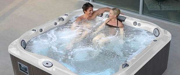 spa jacuzzi difference