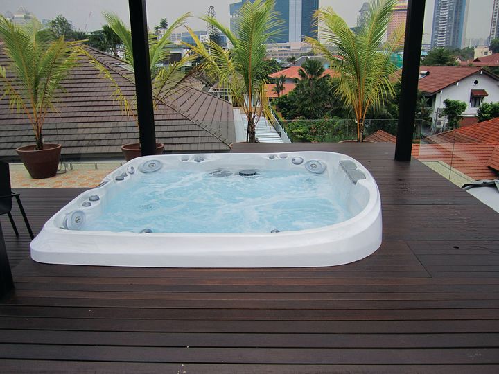spa jacuzzi la garde