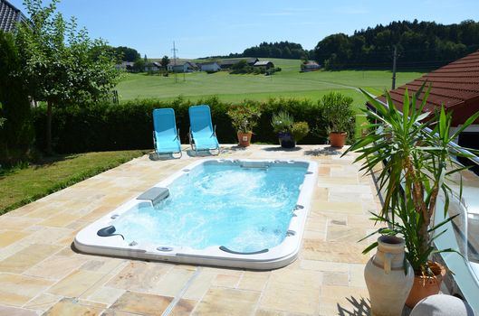 spa jacuzzi w ogrodzie